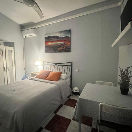 Santa Isabel Low Cost Rooms In Private House Sevilla Eksteriør bilde