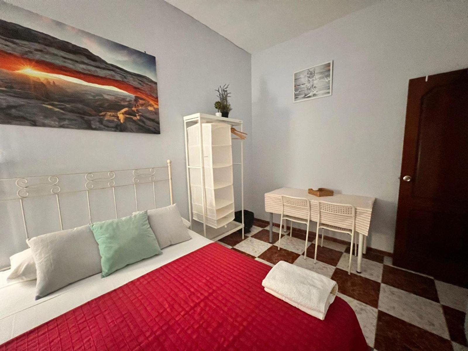 Santa Isabel Low Cost Rooms In Private House Sevilla Eksteriør bilde